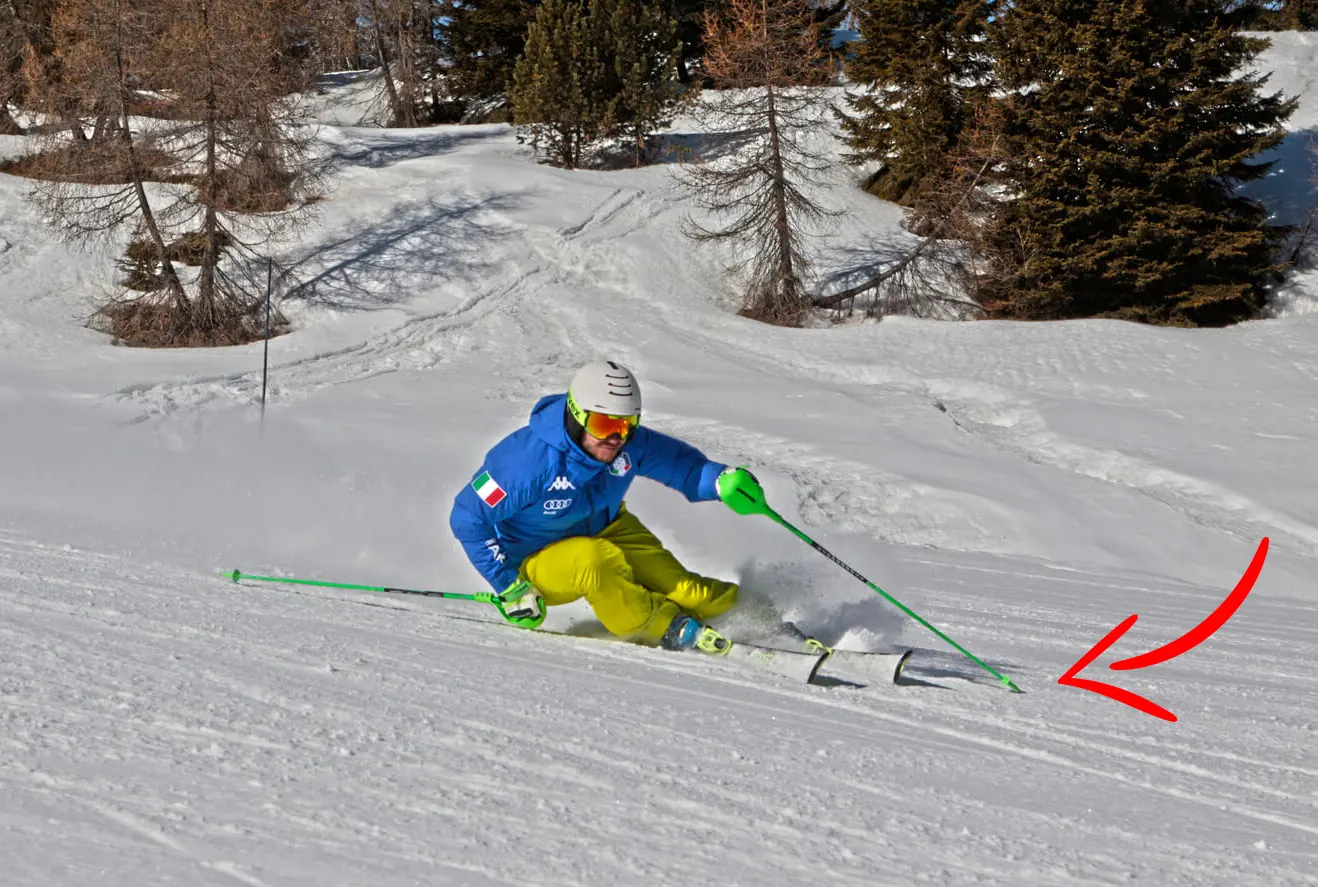 Esquiador de competición esquiando en pista libre, clavado del bastón.