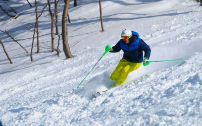 Como esquiar en nieve honda con esquíes de pista (angostos)