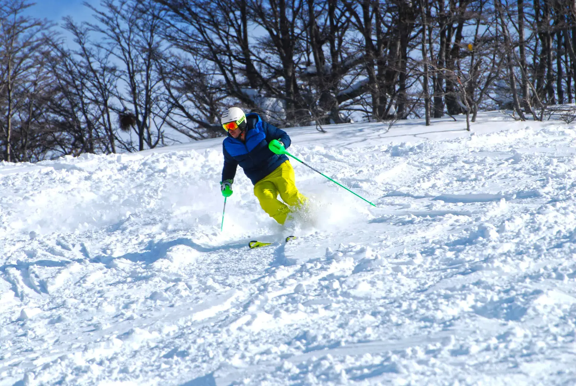 Esquiador en nieve polvo con esquís de slalom puntas arriba