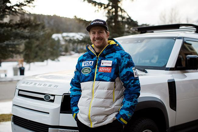 Ted Ligety con la campera oficial del US Ski Team y una camioneta Land Rover