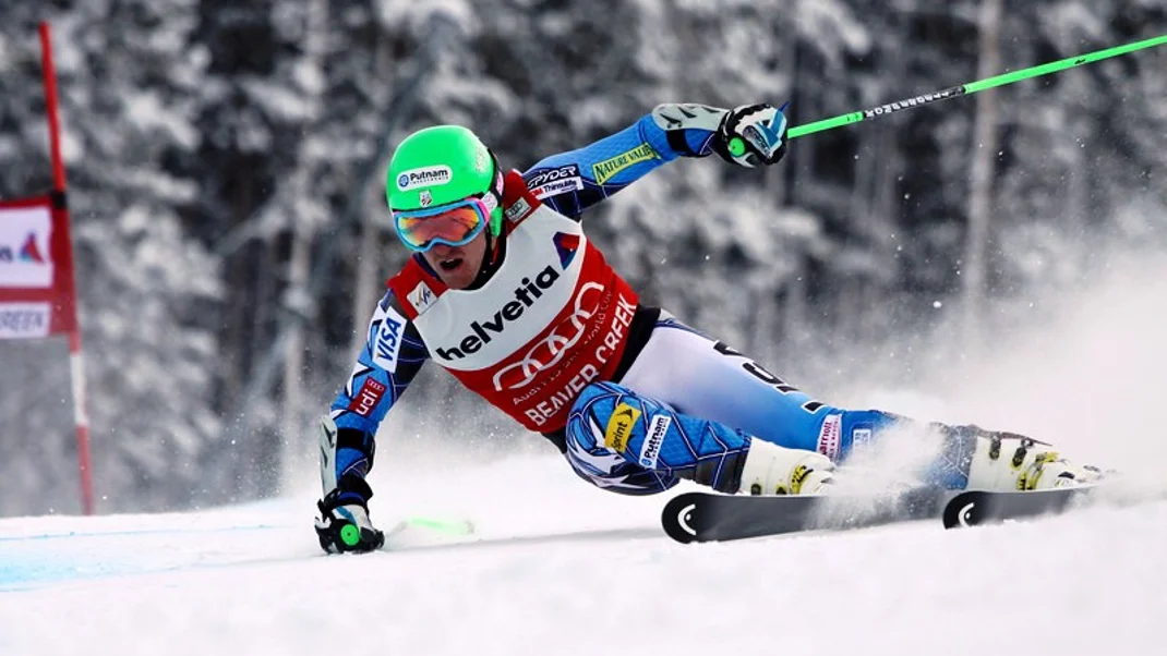 Ted Ligety outside hand position at beginning of the turn